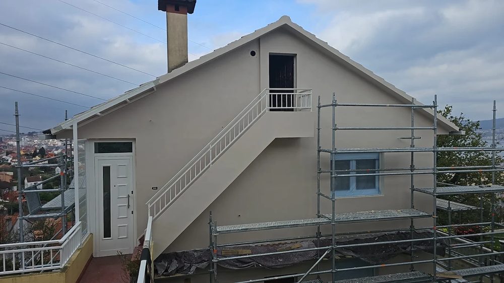 Casa rehabilitada con andamio en Vigo - Construfuerte