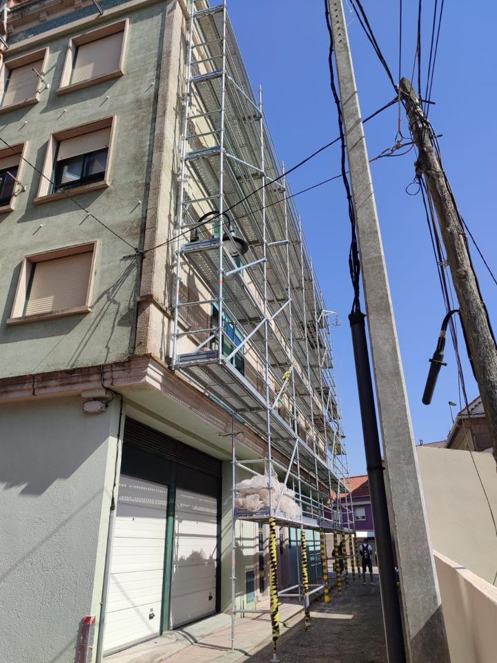 Andamio en bloque de viviendas — obra de Construfuerte