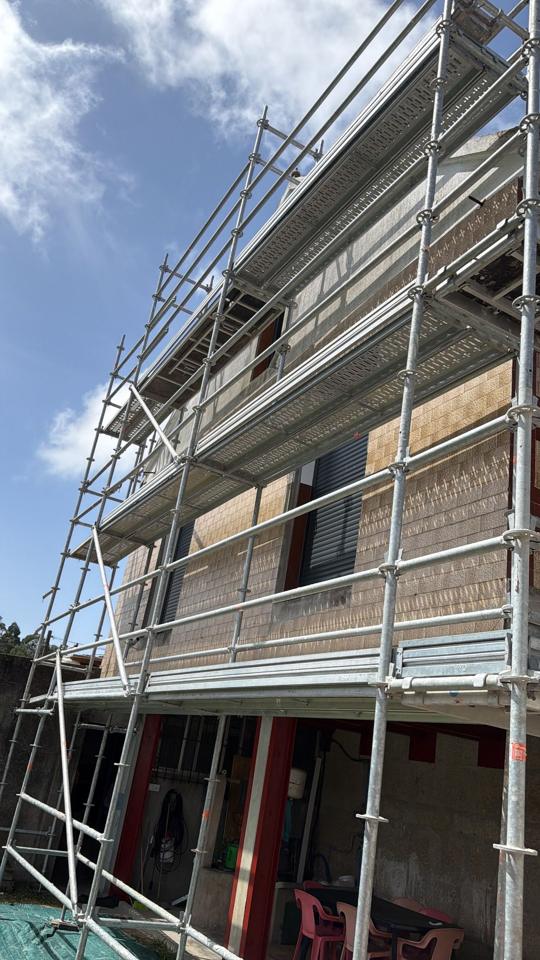 Andamio en fachada de vivienda unifamiliar — obra de Construfuerte