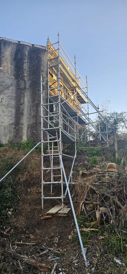 Andamio sobre muro de piedra — obra de Construfuerte