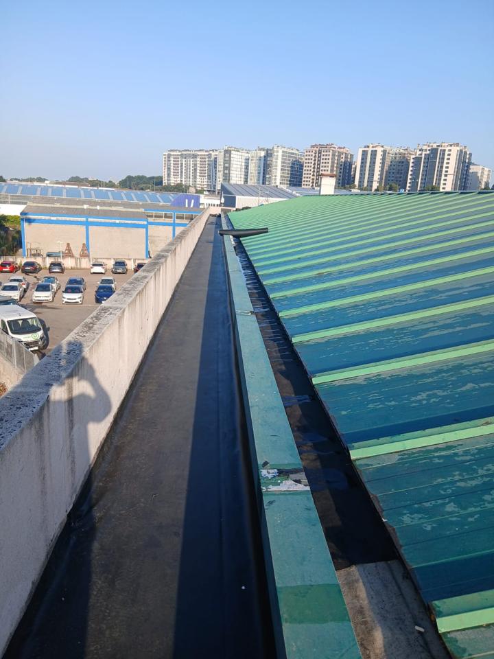 Canalón y cubierta de nave industrial impermeabilizados — obra de Construfuerte