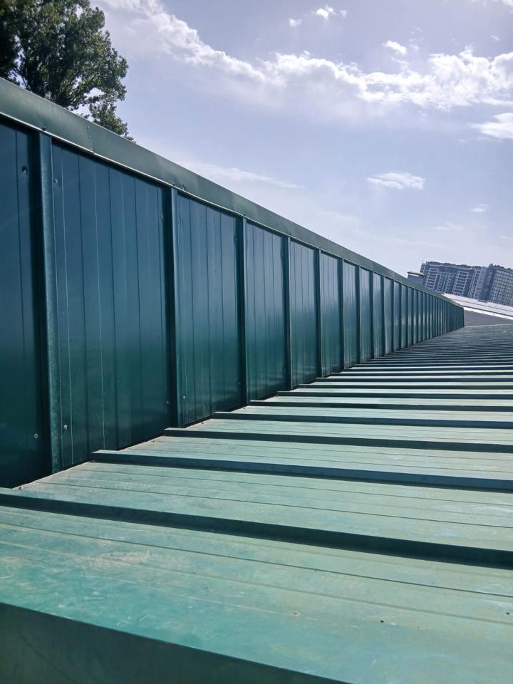 Cubierta y cerramiento de nave industrial con panel metálico — obra de Construfuerte