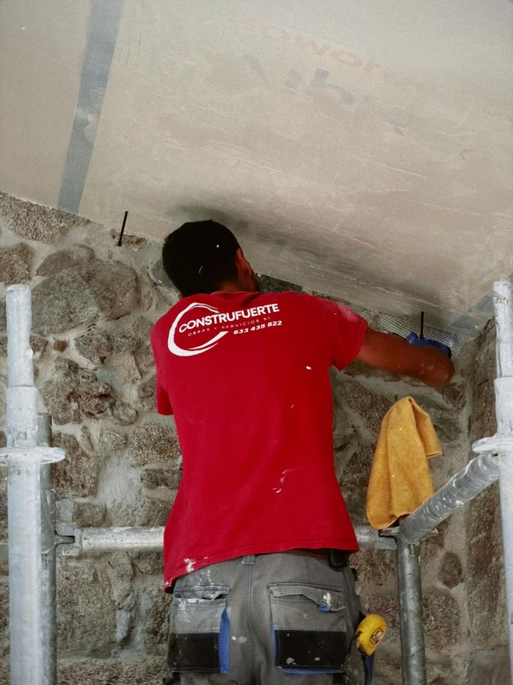 Equipo de Construfuerte en la rehabilitación interior de una casa de piedra