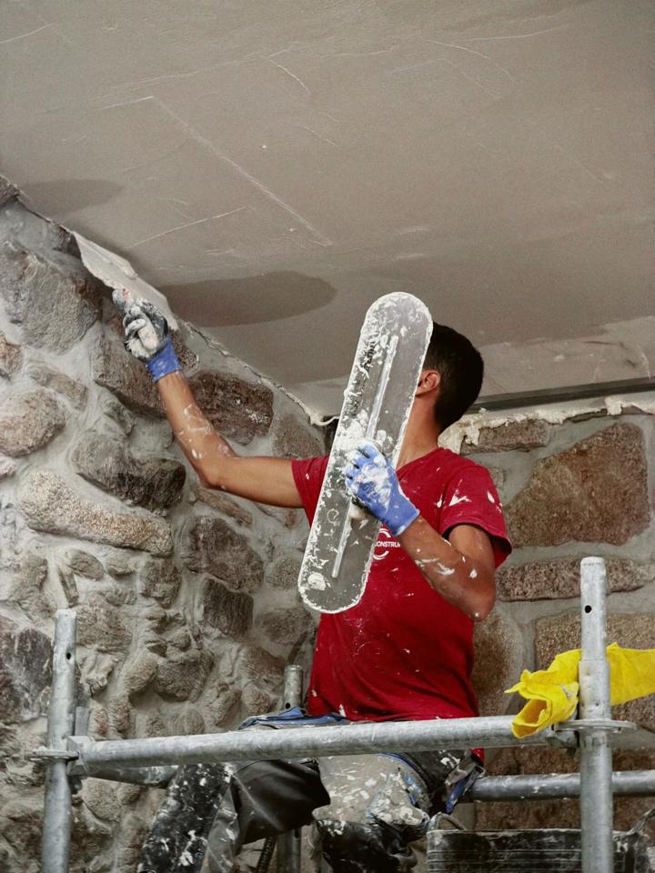 Acabado del techo con llana en la rehabilitación de una casa de piedra — obra de Construfuerte