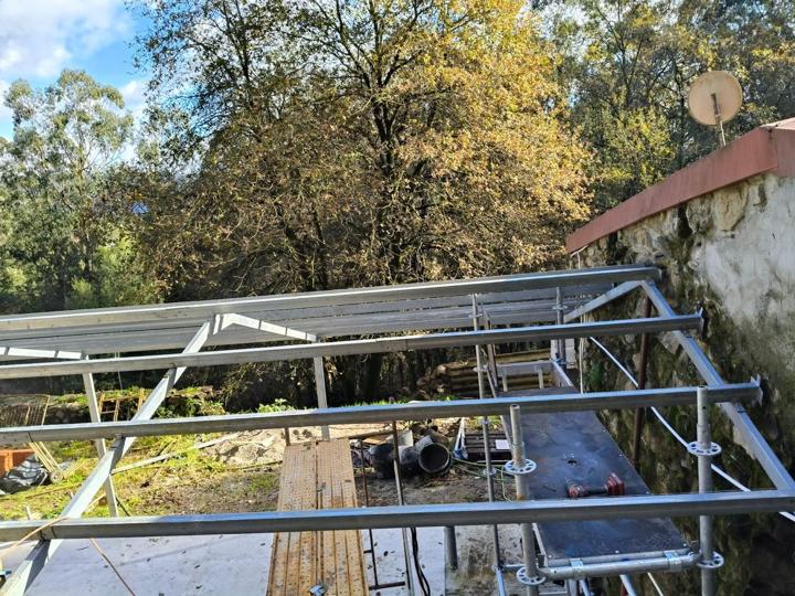 Estructura metálica de cubierta en casa de piedra — obra de Construfuerte