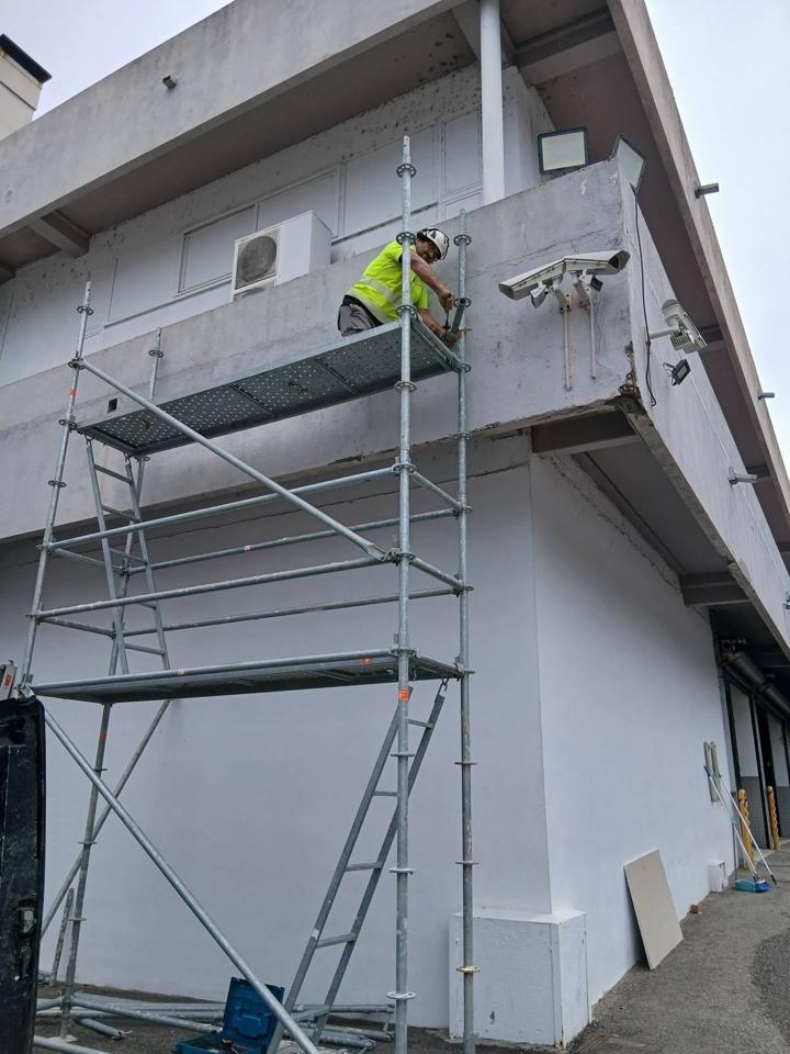 Trabajos en altura en fachada de nave — obra de Construfuerte