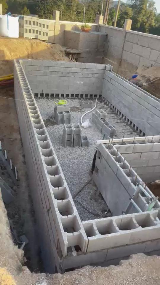 Piscina de obra: muros de bloque — obra de Construfuerte