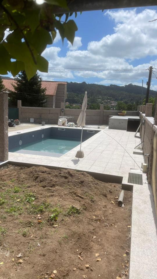 Piscina terminada con pavimento de granito — obra de Construfuerte