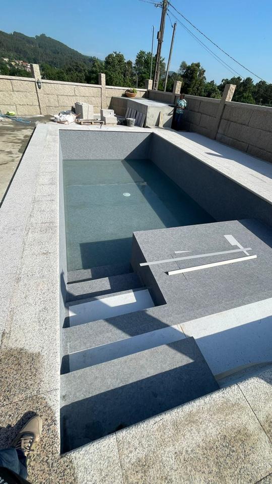 Piscina de obra: vaso revestido y escalera — obra de Construfuerte