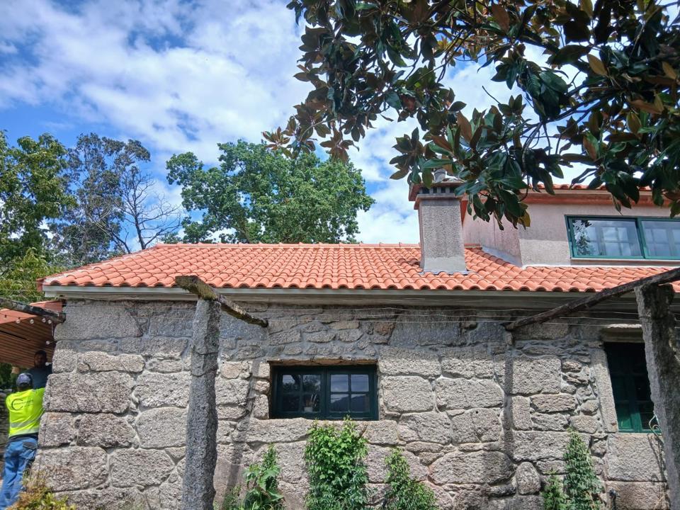 Tejado de teja renovado en una casa de piedra — obra de Construfuerte
