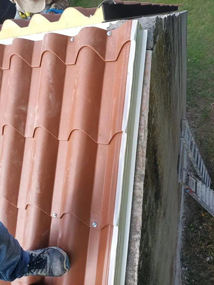 Tejado y canalón renovados — obra de Construfuerte