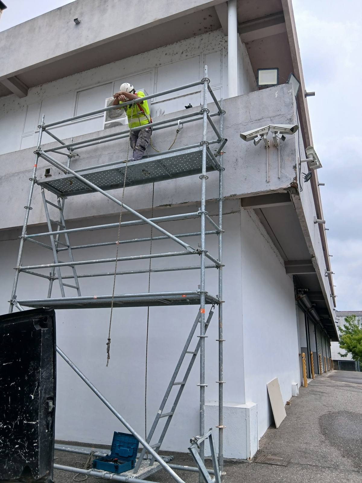 Trabajos en nave industrial con andamio Vigo - Construfuerte
